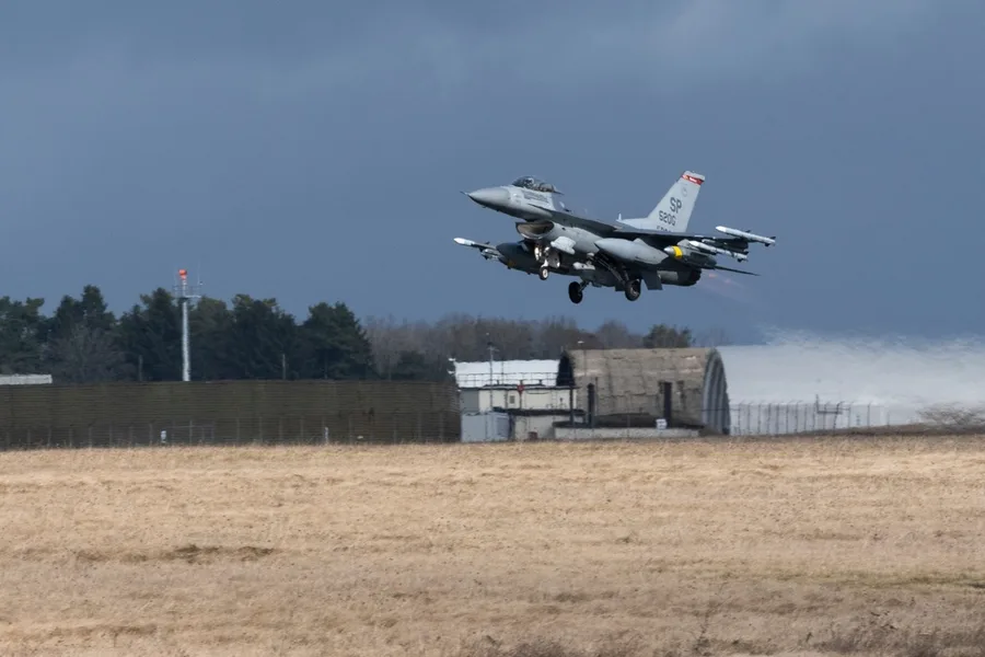 Američki F-16 iz 480. borbene eskadrile polijeće iz baze Spangdahlem u Njemačkoj