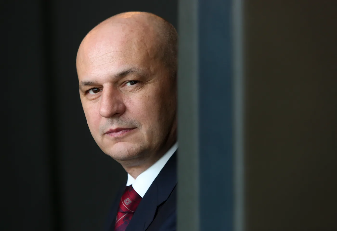 Mislav Kolakušić u službenom portretu u Europskom parlamentu