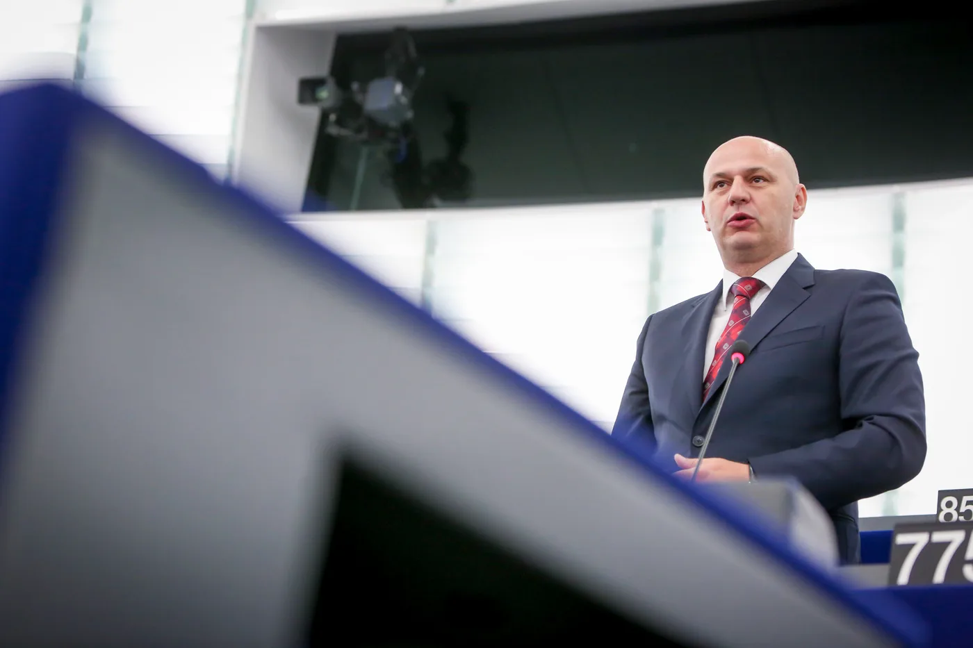 Mislav Kolakušić govori za govornicom Europskog parlamenta
