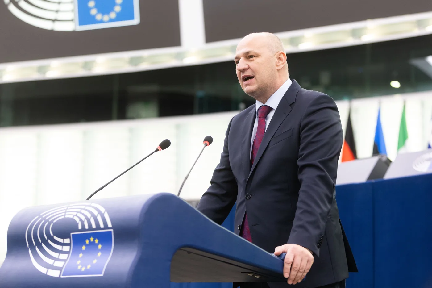 Mislav Kolakušić govori za plavom govornicom Europskog parlamenta