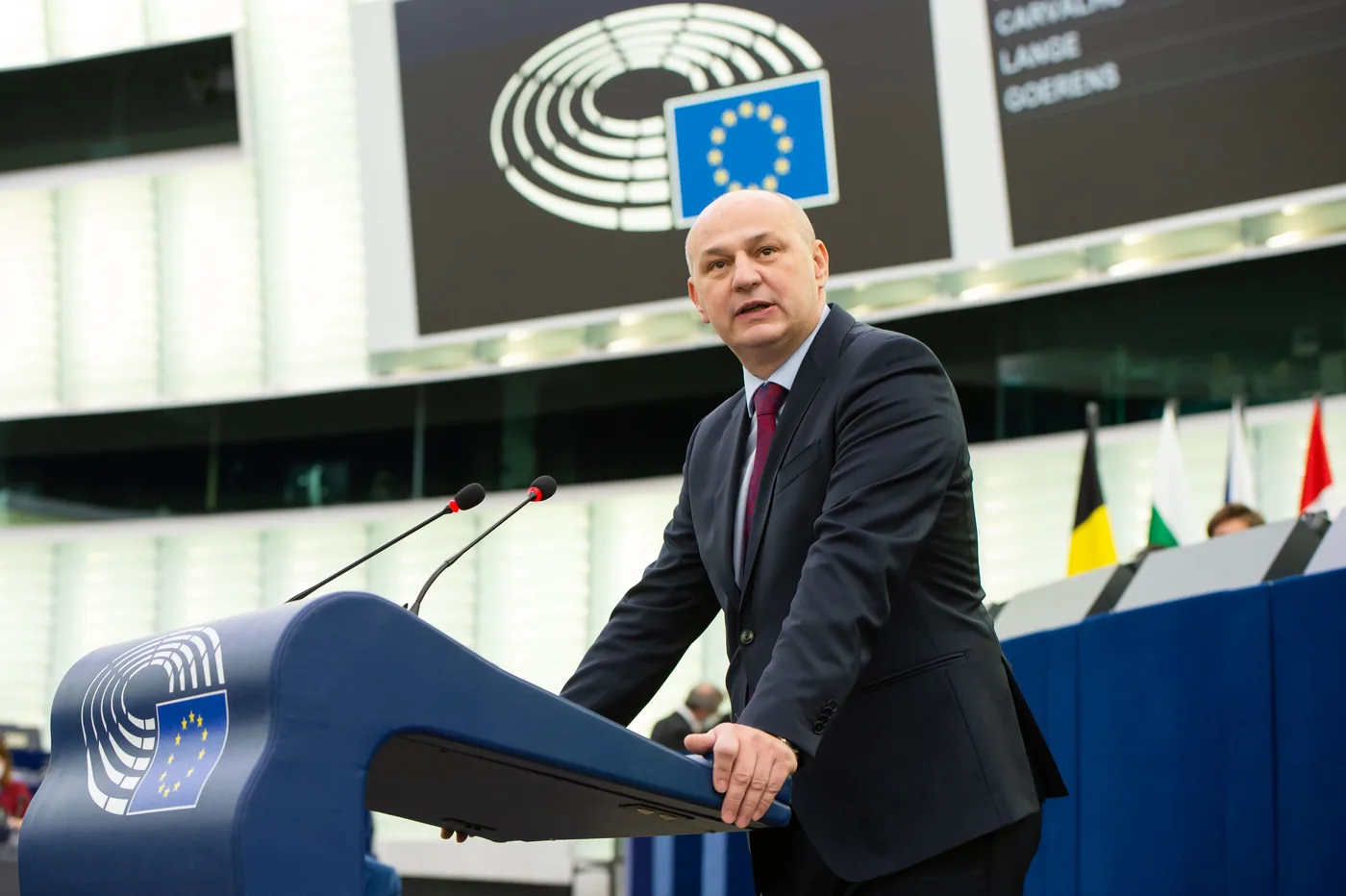 Mislav Kolakušić oslonjen na govornicu Europskog parlamenta