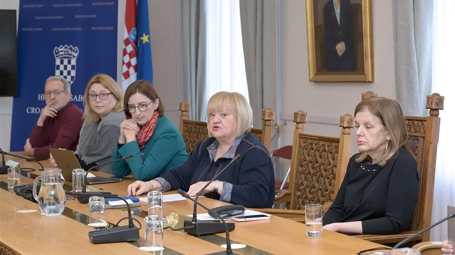 Anka Mrak-Taritaš govori na okruglom stolu u Hrvatskom saboru