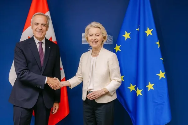 Mark Carney i Ursula von der Leyen rukuju se ispred zastava Kanade i Europske unije