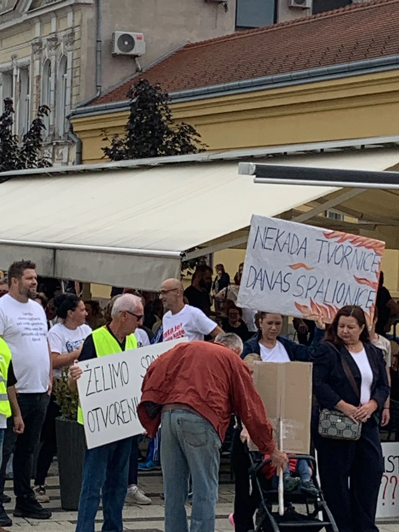 Prosvjedni transparent na okupljanju u Našicama