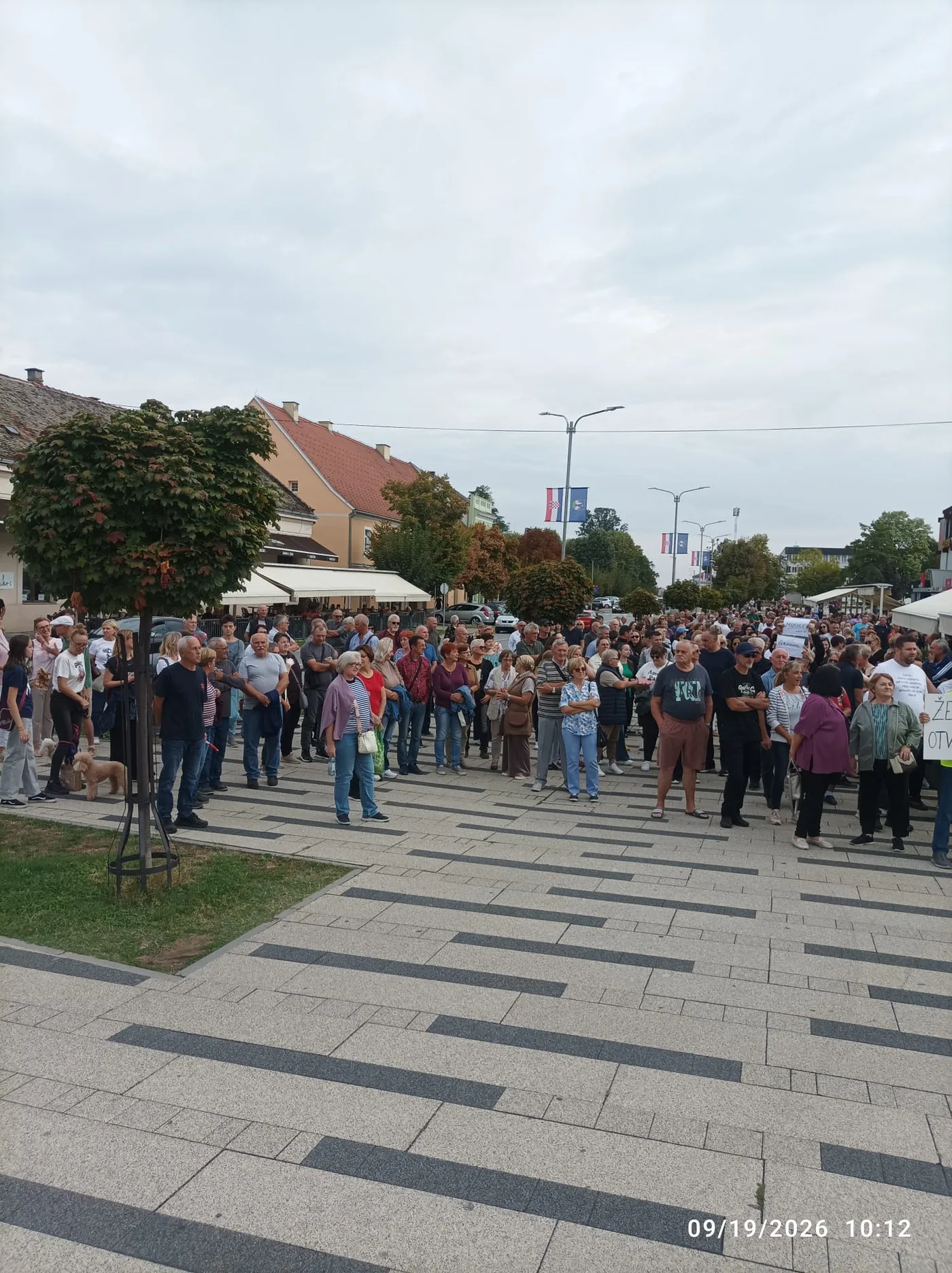 Građani okupljeni na Trgu dr. Franje Tuđmana u Našicama