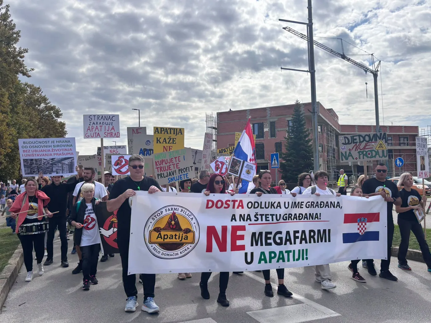 Prosvjednici u Ludbregu nose transparent 'Ne megafarmi u Apatiji'