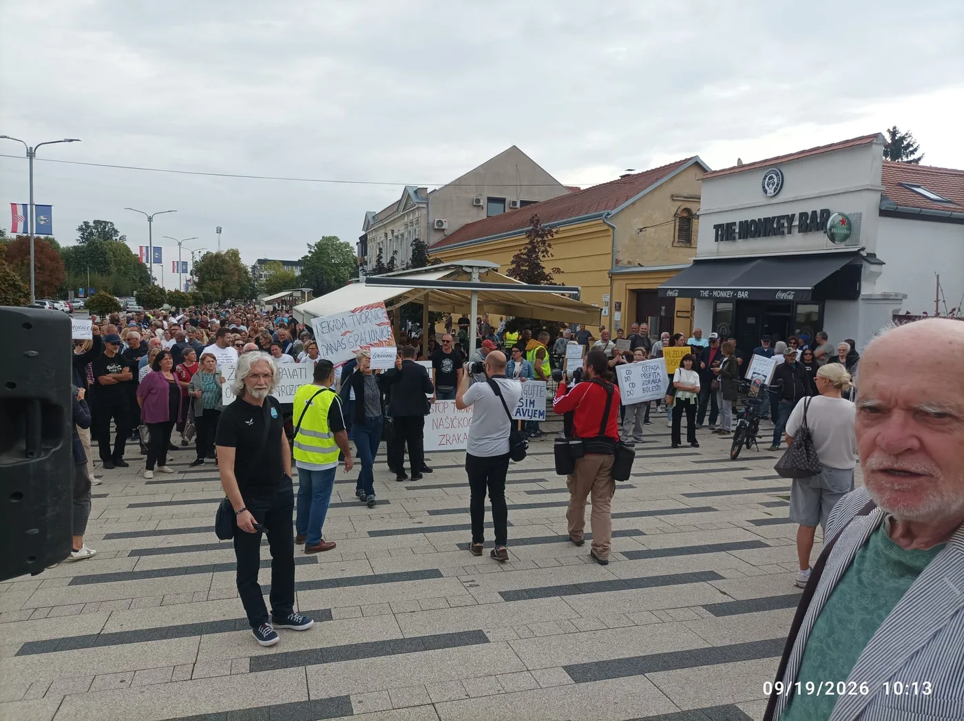 Okupljeni s transparentima na prosvjedu u Našicama