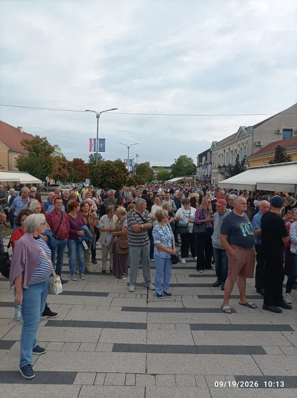 Okupljeni građani na središnjem trgu u Našicama