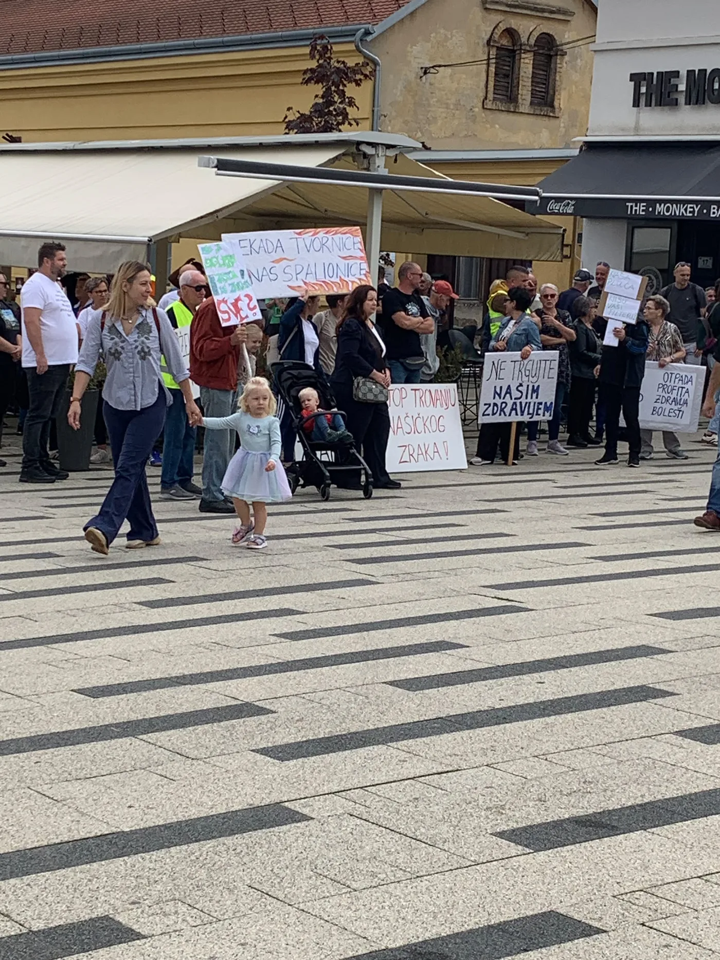Građani okupljeni na prosvjedu protiv spaljivanja otpada u Našicama