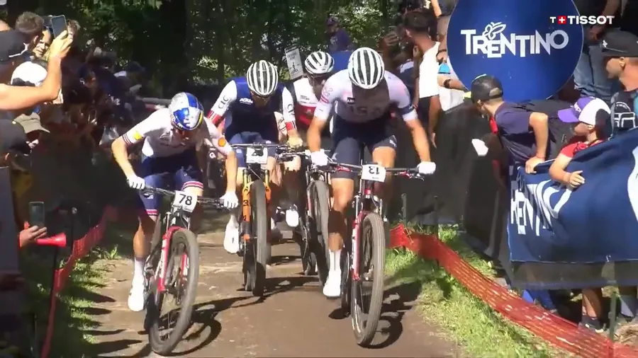 Skupina brdskih biciklista u utrci pod oznakom UCI-ja.