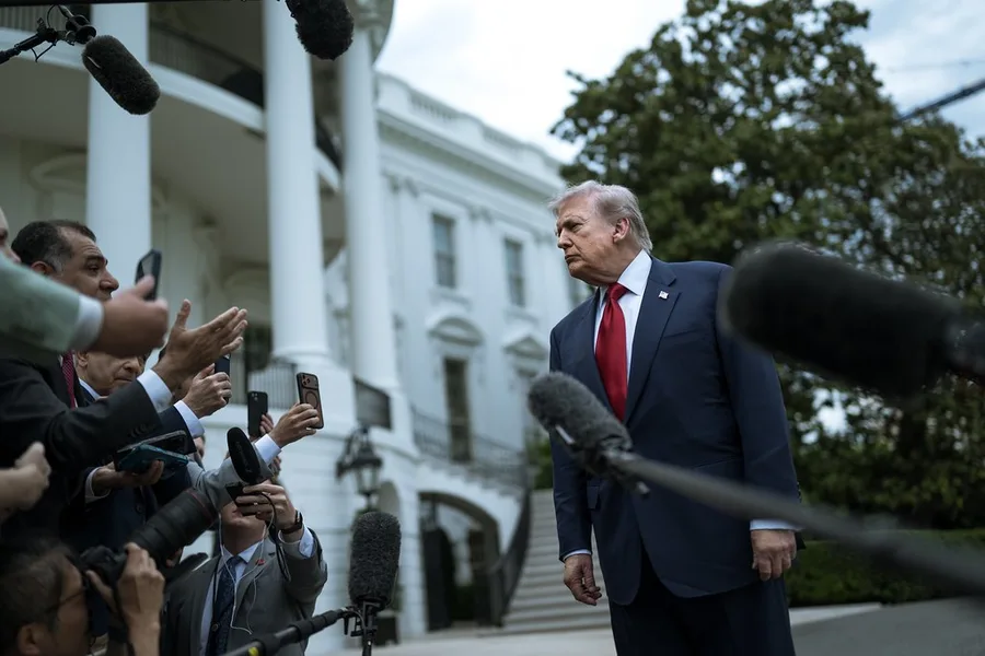 Donald Trump razgovara s novinarima prije ulaska u helikopter Marine One, 8. svibnja 2026.