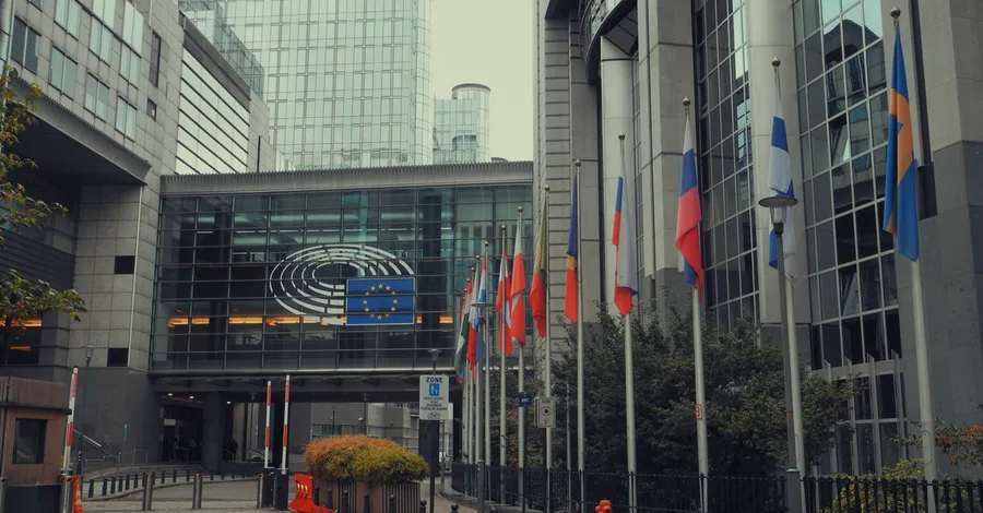 Zgrada Europskog parlamenta u Bruxellesu s europskim i nacionalnim zastavama