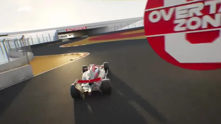 Formula 1 bolid prolazi zavojem na računalnom prikazu staze Madring.