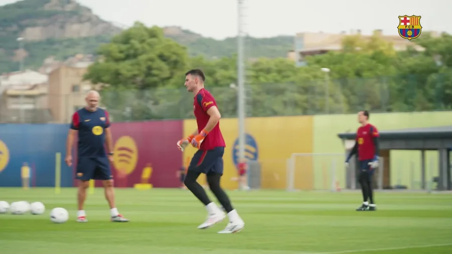 Dominik Livaković na treningu FC Barcelone u vratarskoj opremi