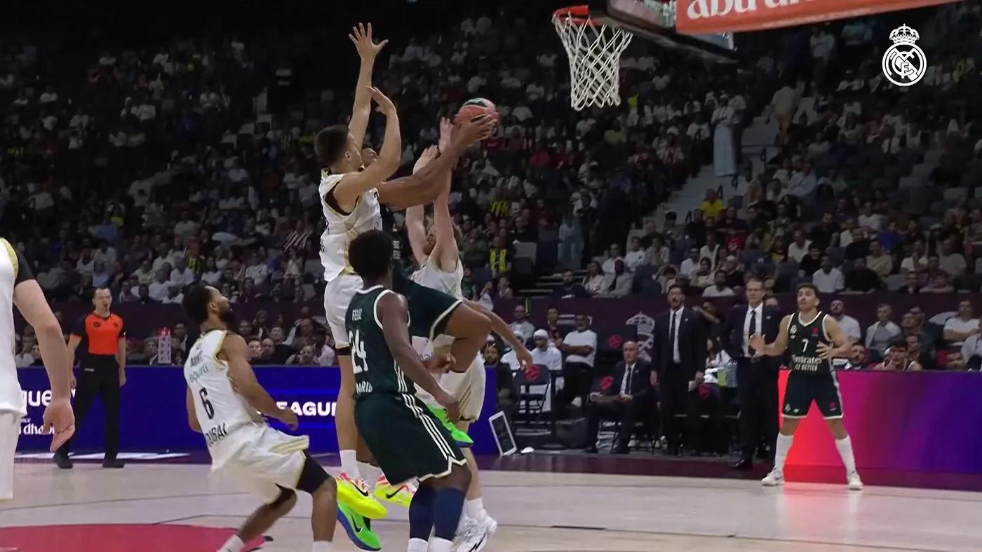 Košarkaš Reala polaže loptu preko obrane Dubai Basketballa tijekom polufinala Euroliga Superkupa