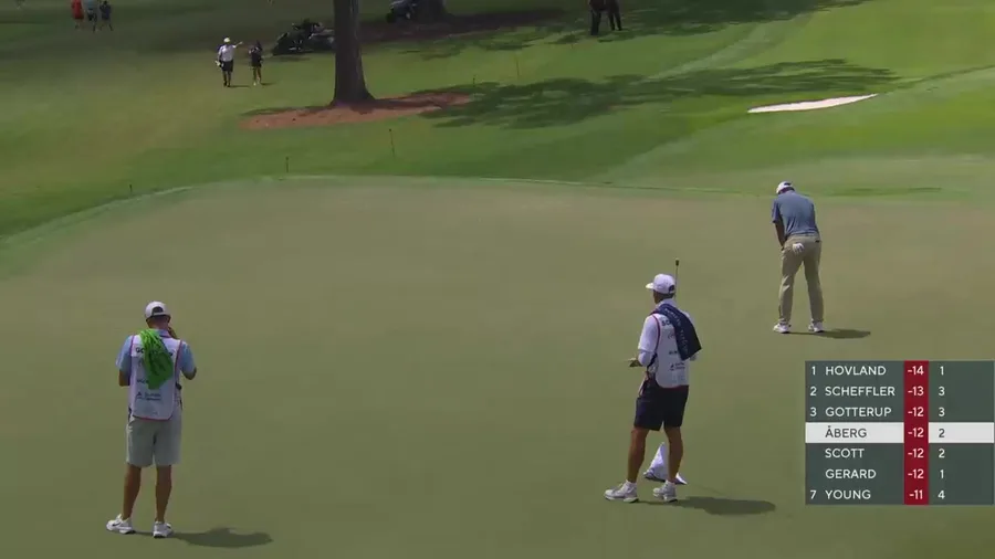 Golfer izvodi udarac na greenu tijekom turnira PGA Toura.
