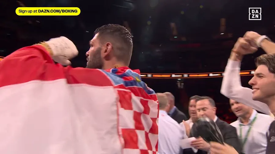 Filip Hrgović slavi pobjedu s hrvatskom zastavom nakon meča s Mosesom Itaumom
