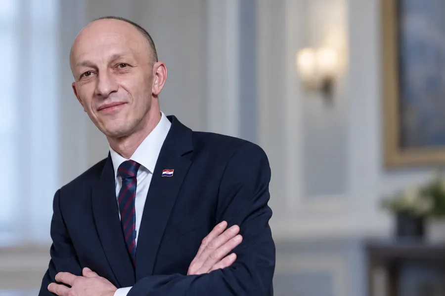 Petry tvrdi da je zbog afere Otpad pokrenut otkaz službeniku. Kostelac je otišao sam