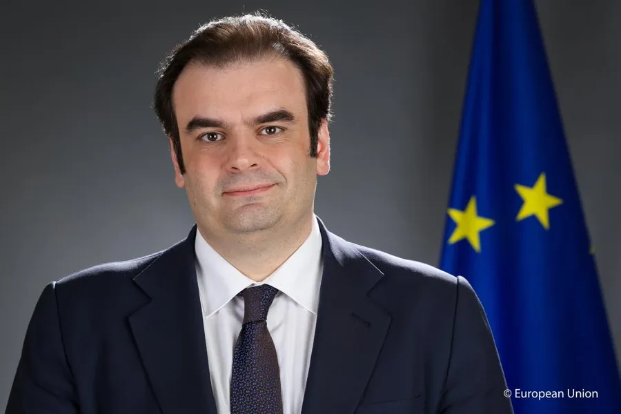 Kyriakos Pierrakakis, predsjednik Euroskupine, ispred zastave Europske unije