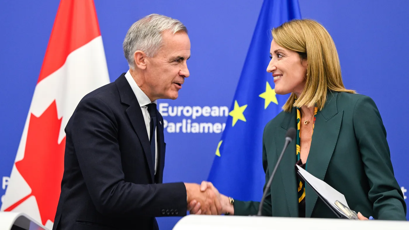 Kanadski premijer Mark Carney i predsjednica Europskog parlamenta Roberta Metsola razgovaraju pred zastavama Kanade i Europske unije
