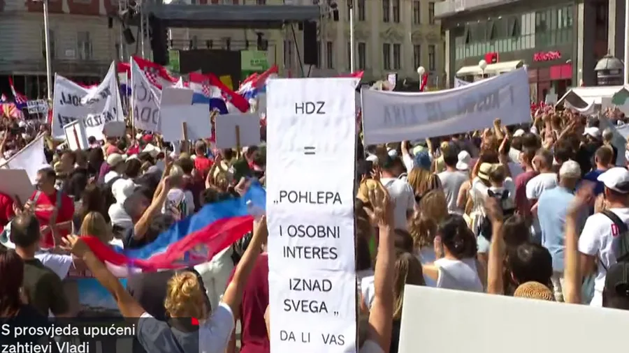Sudionici prosvjeda Hodaj za Liku na Trgu bana Josipa Jelačića u Zagrebu