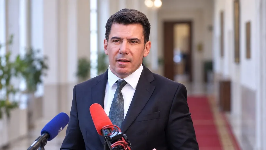 AI-uređena ilustracija Nikole Grmoje u neutralnom parlamentarnom okruženju
