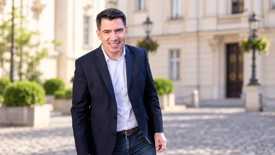 AI-uređena ilustracija Nikole Grmoje u neutralnom parlamentarnom okruženju