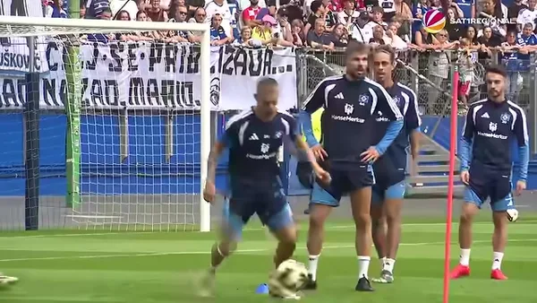 Mario Vušković na treningu HSV-a pred navijačima