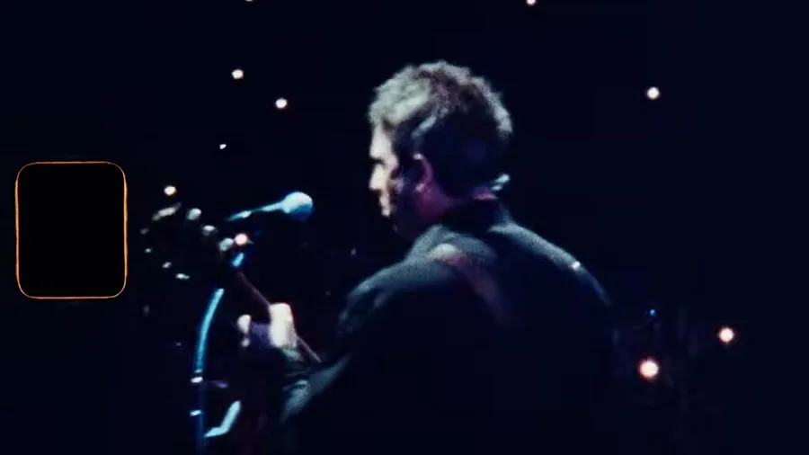 Noel Gallagher na pozornici u službenom najavnom videu turneje Oasis Live '27