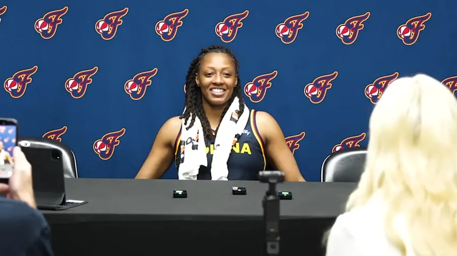 Kelsey Mitchell na konferenciji za medije nakon što je postavila WNBA rekord po broju poena u jednoj sezoni