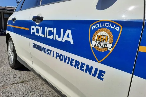 Bočna strana hrvatskog policijskog vozila s natpisom Policija – sigurnost i povjerenje