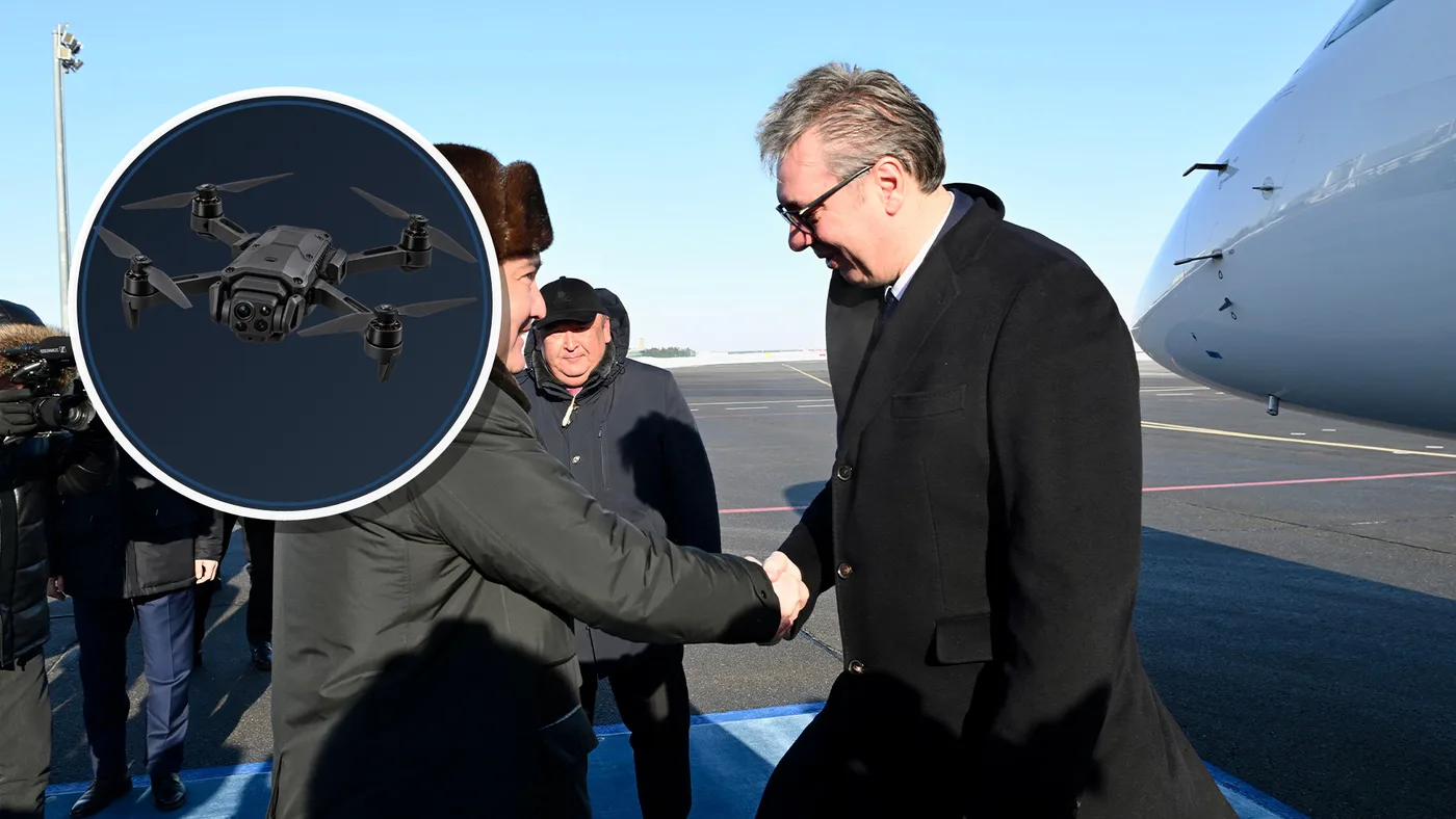 Aleksandar Vučić na aerodromu u Astani uz kružni ilustrativni prikaz vojnog drona
