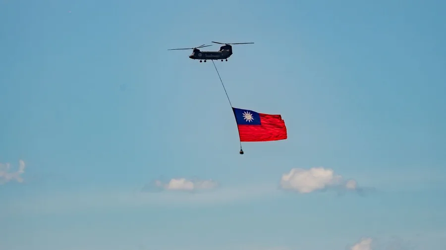 Helikopter iznad Taipeija nosi veliku zastavu Tajvana