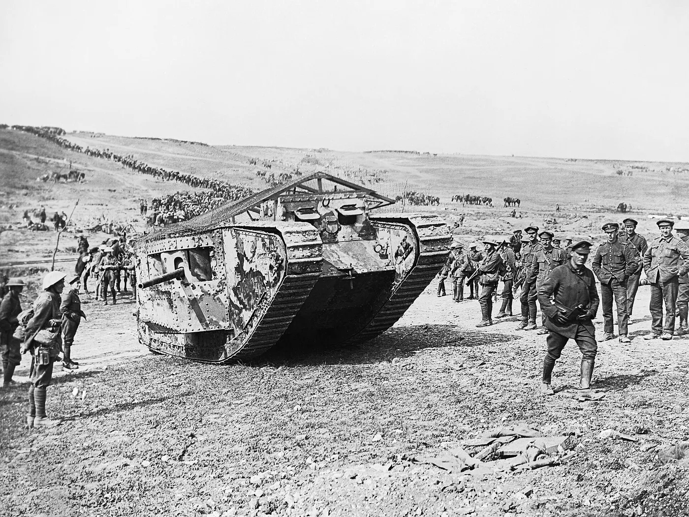 Britanski tenk Mark I priprema se za napredovanje kod Flers-Courcelettea 15. rujna 1916.