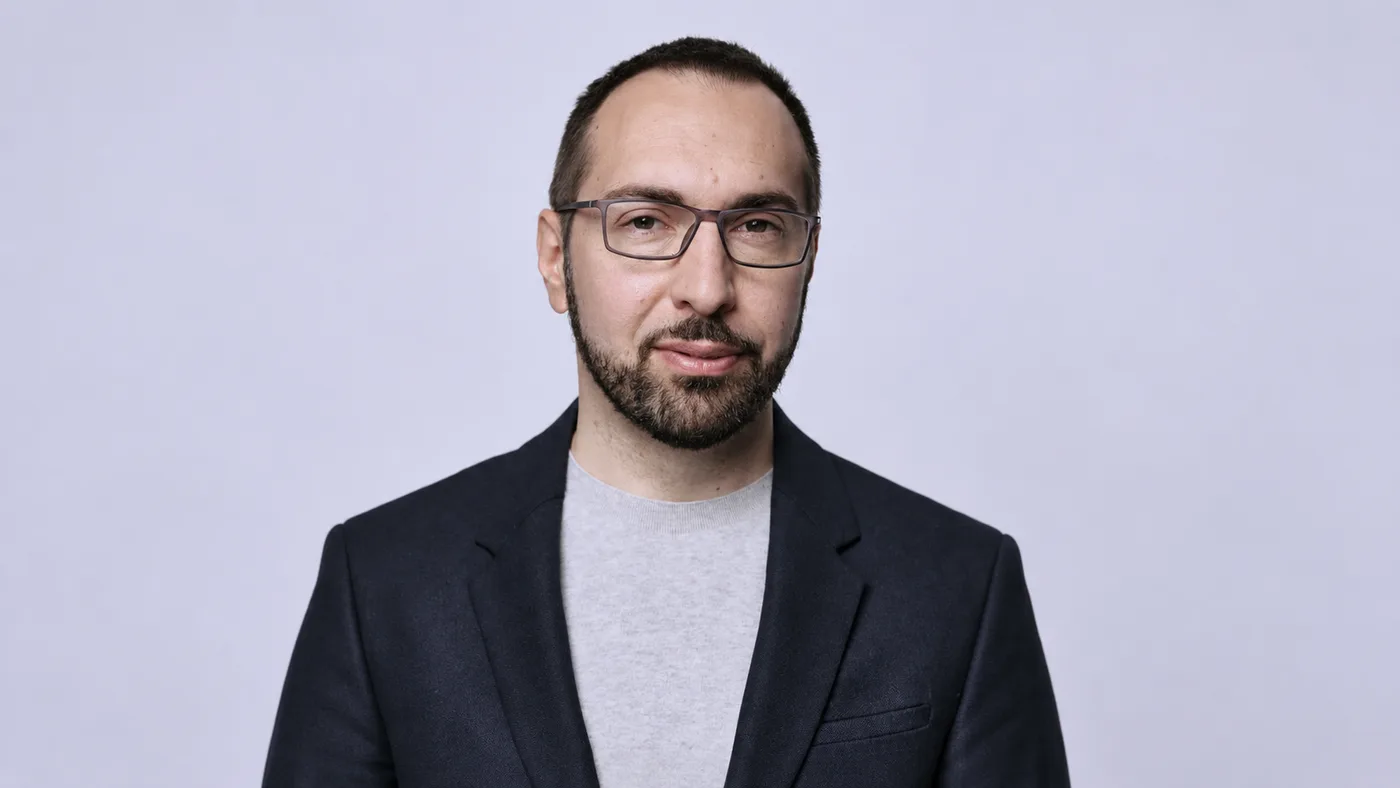 Tomislav Tomašević, gradonačelnik Zagreba, na svijetloj neutralnoj pozadini