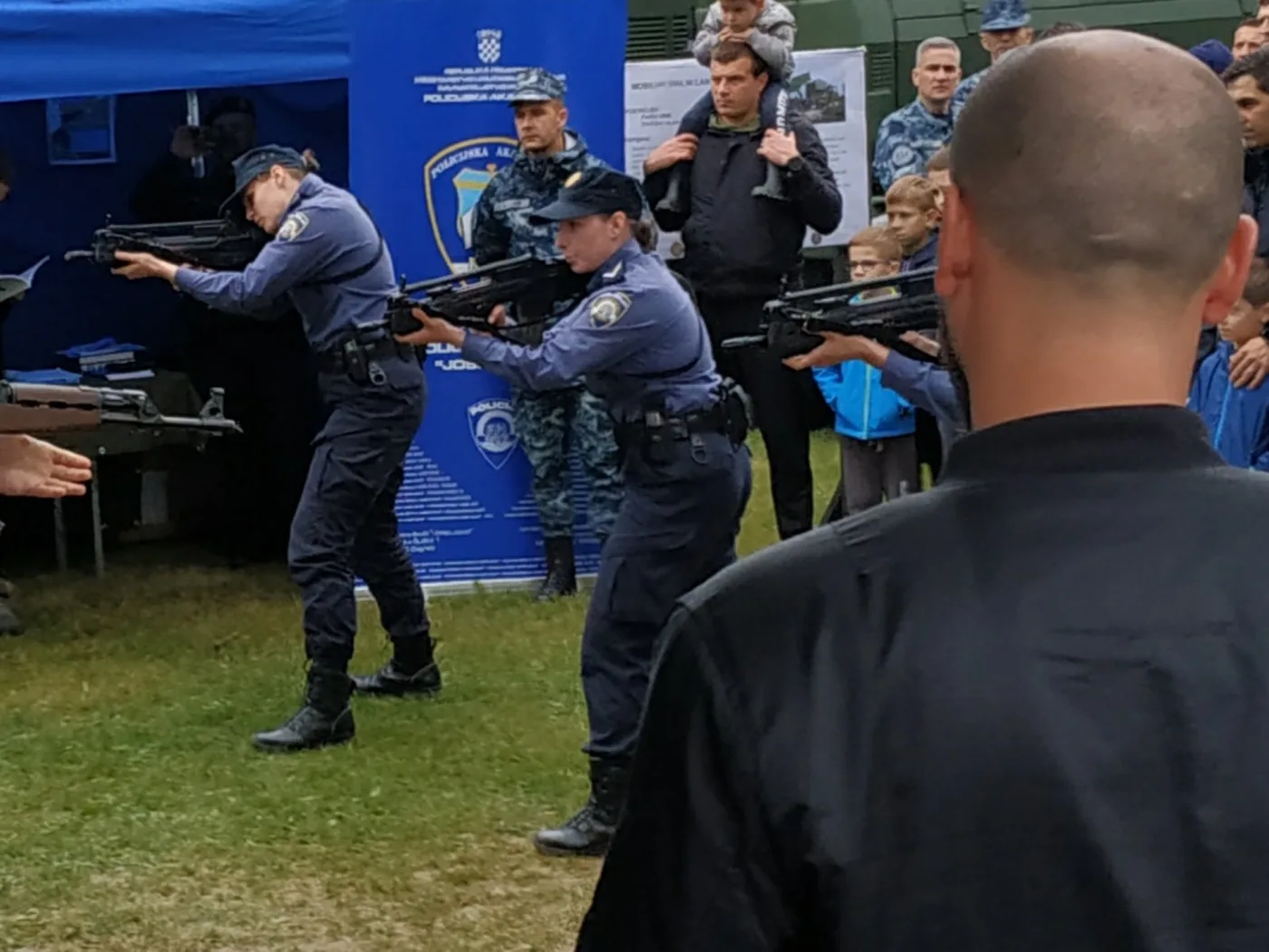 Hrvatski policijski službenici, ilustracija