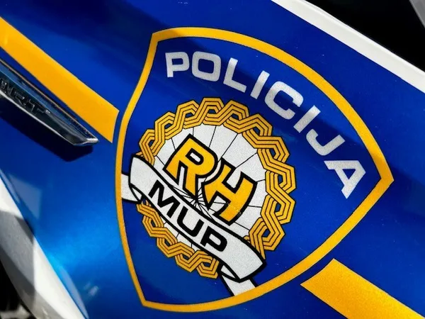 Krupni plan grba hrvatske policije na plavom službenom vozilu MUP-a