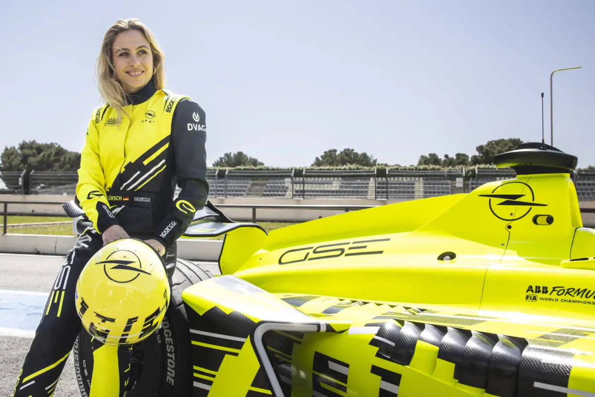• Vozačica za testiranje i razvoj Sophia Flörsch za volanom električnog trkaćeg automobila s više od 800 KS