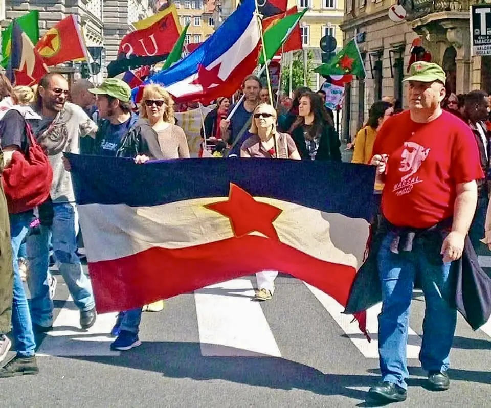 Ulicama Trsta jugo-barjak se vije – Tito je na mnogim mjestima činio i dobre stvari, no Trst, Goli otok, Bleiburg… sigurno to nisu bili