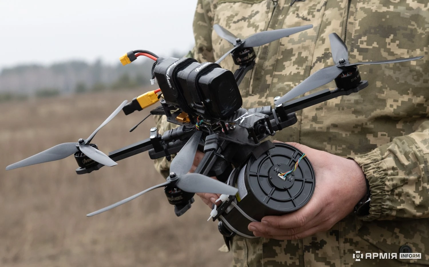 FPV dron s optičkim komunikacijskim kabelom