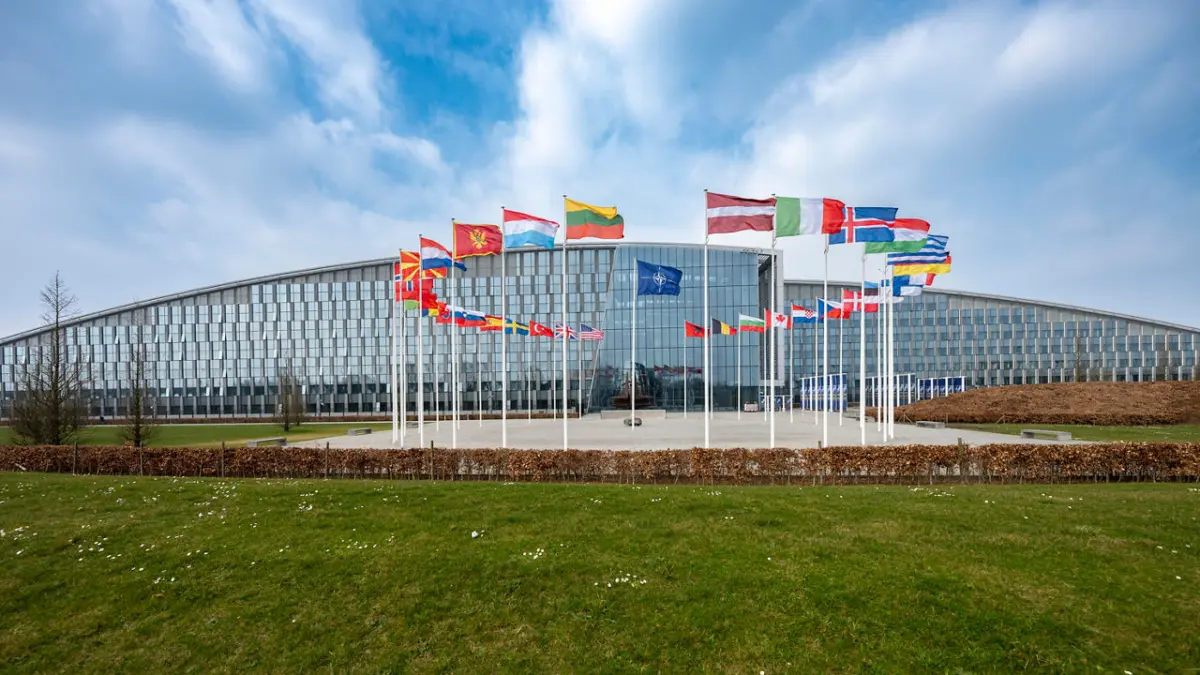Sjedište NATO-a u Bruxellesu sa zastavama država članica